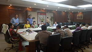 和政府官員洽談車庫合作