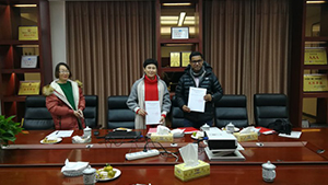 國際客戶來公司考察并簽下合作協議